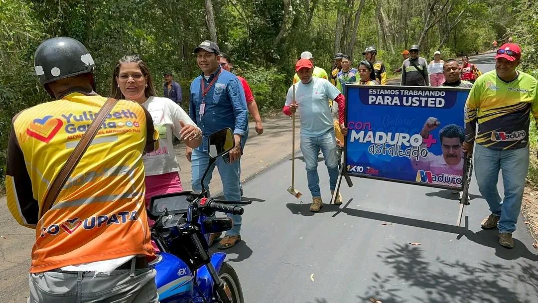 La alcaldesa @tatachavista avanza con el Plan Nacional de Atención a la Vialidad que Impulsa el pdte  @NicolasMaduro en la calle El Pao del sector Bicentenario 1 y la Vía Upata -El Manteco a través del @TransporteGobVe en articulación con el gob @amarcanopsuv 
#AvanzaPuebloUnido