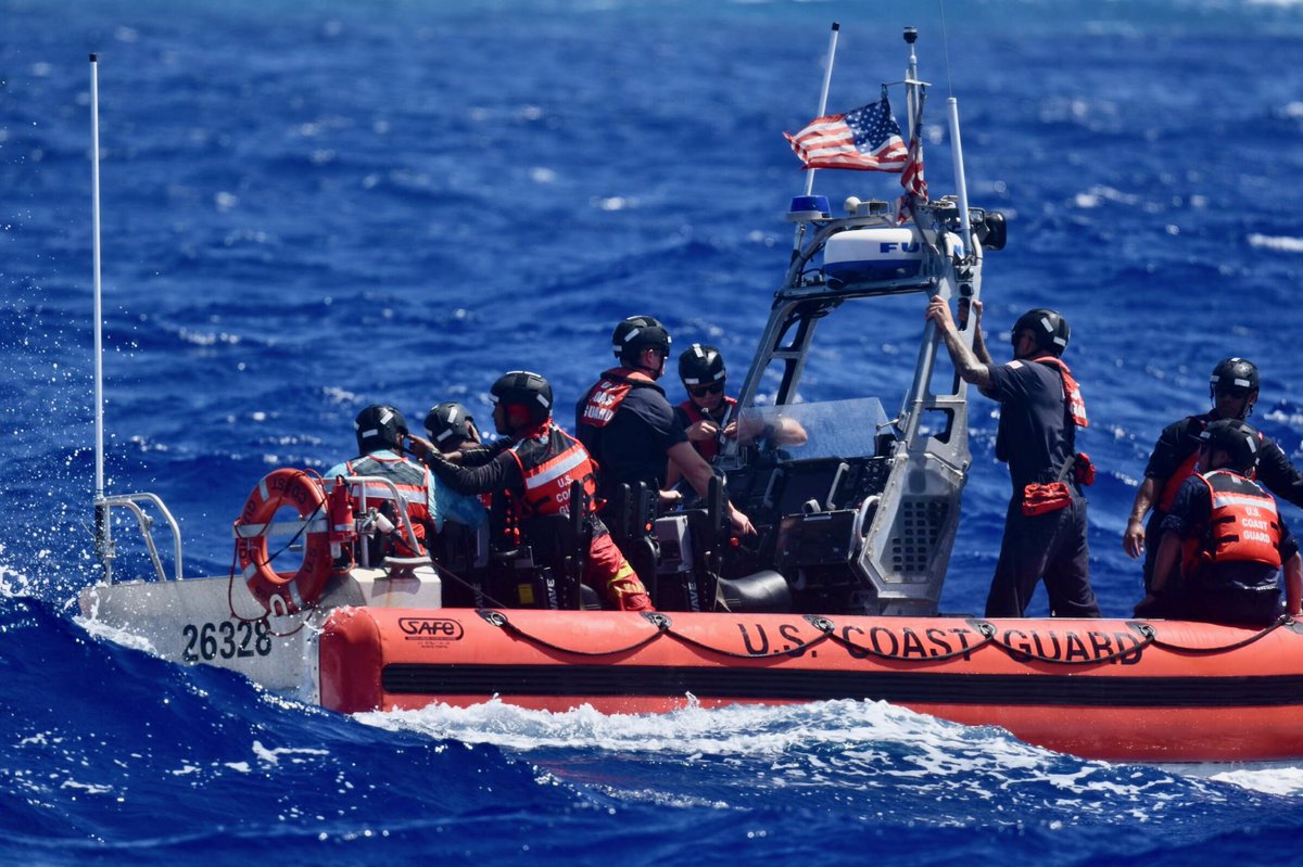 .@USCG #CutterOliverHenry responds to a distress call rescuing three mariners from a remote atoll, demonstrating commitment to #FriendsPartnersAllies in the #FreeAndOpenIndoPacific.

@uscgfmsg | @USCGHawaiiPac | @USCGPACAREA

🔗 dvidshub.net/r/zqkl6y

📍 #Micronesia

📸 @USCG
