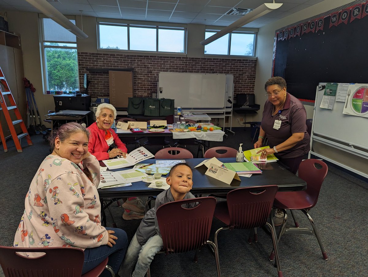 Go Green club harvested the spinach today. They had so much fun sharing with my adult healthy eating class. 
#avcato #cisdleadingtheway