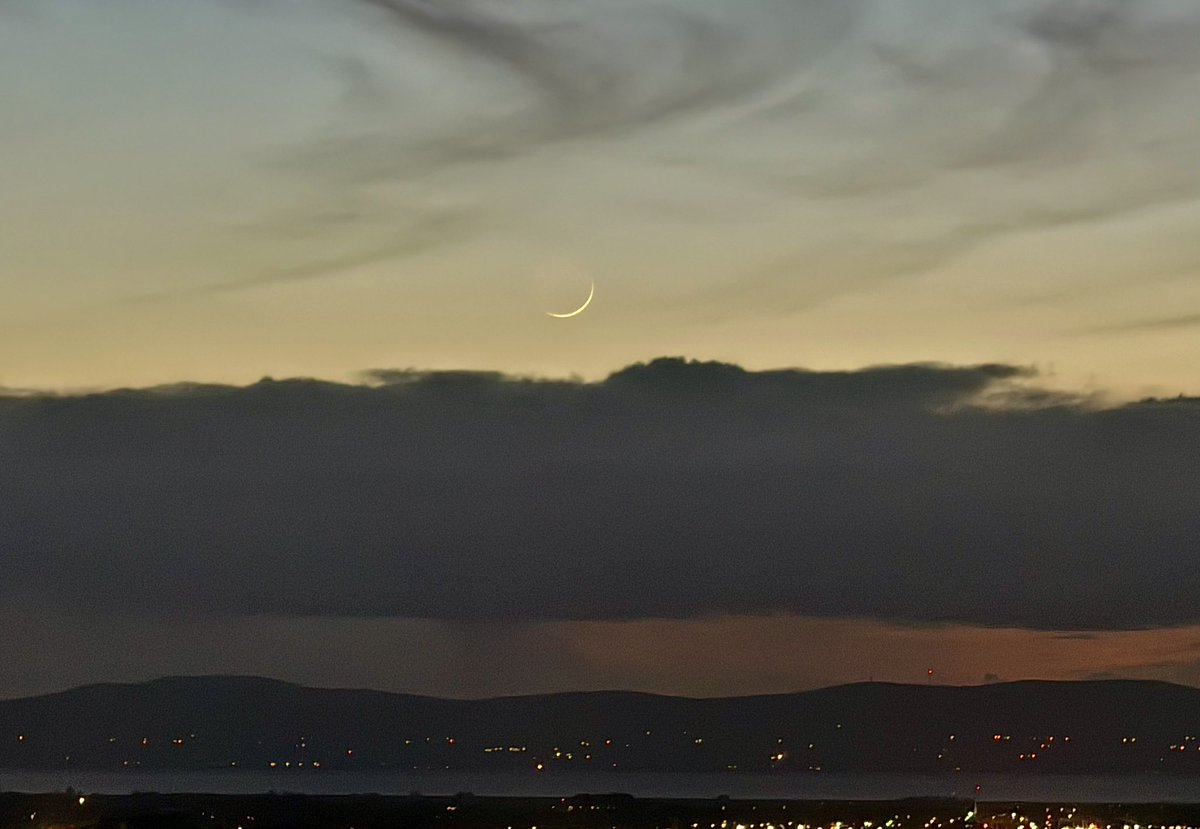 Delighted to capture the wafer thin, waxing crescent moon overlooking Lough Foyle & Donegal, despite low horizon cloud. A wonderful sight on Tuesday evening. Thank you @martinastro2005 for the heads up! 😊🌌@bbcniweather @UTVNews @WeatherCee @barrabest @angie_weather @Louise_utv