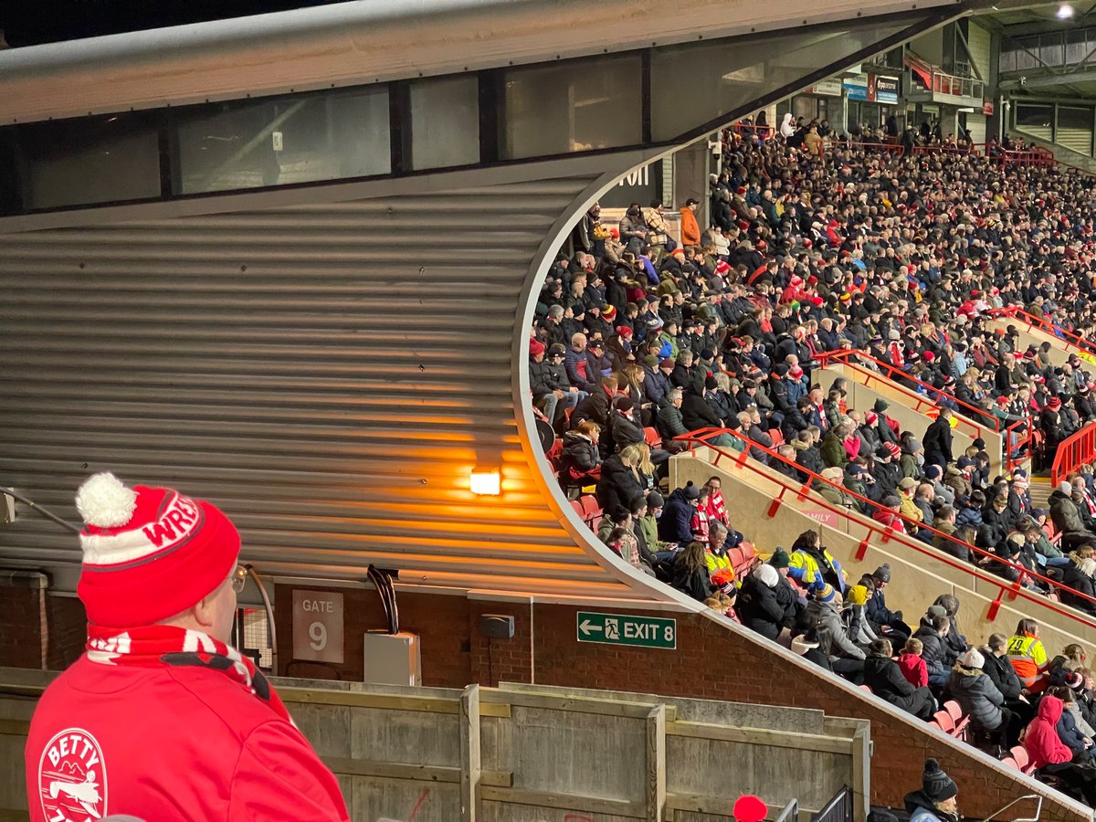 J’ai un gros crush pour les supporters avec bonnets aux couleurs de club. On n’en porte pas assez en France.