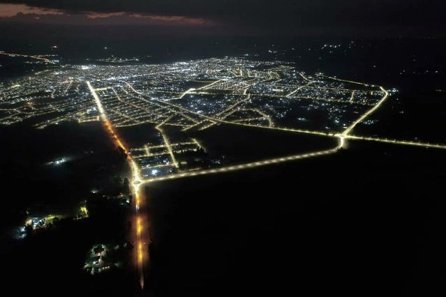 5200 nuevas luminarias en Cerro Largo desde 2021, 3500 en Melo y las demás en convenio con los municipios. Gran inversión para un departamento que como se puede notar está cada vez más iluminado.