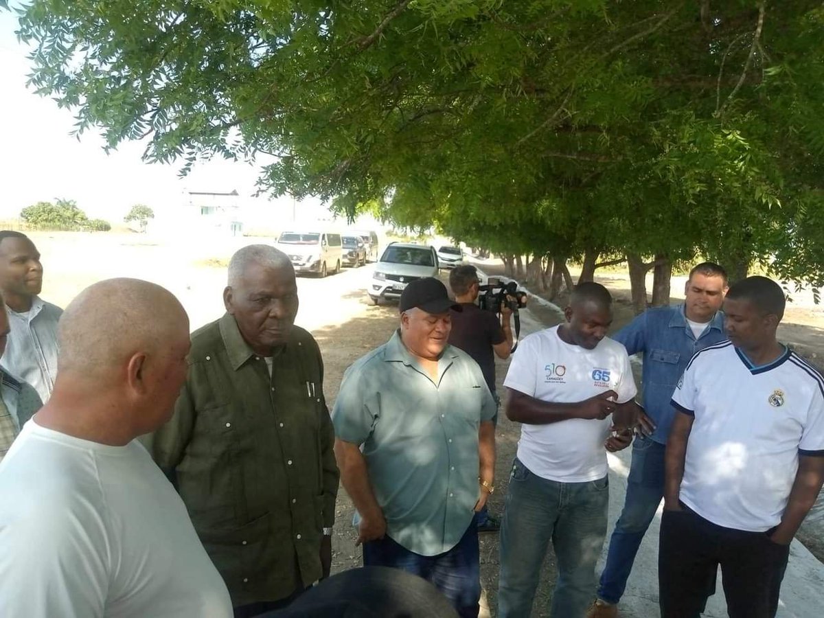 Federico Hernández Hernández (@fhhernndez1) on Twitter photo Acompañados del Presidente de la <a href="/AsambleaCuba/">Asamblea Nacional Cuba</a> y del Consejo de Estado, compañero #EstebanLazo, recorrimos hoy el organopónico Tínima, el más grande de su tipo en #Cuba y sede de la reciente celebración nacional por los 15 años del programa de Agricultura Suburbana en #Camagüey. Acompañados del Presidente de la <a href="/AsambleaCuba/">Asamblea Nacional Cuba</a> y del Consejo de Estado, compañero #EstebanLazo, recorrimos hoy el organopónico Tínima, el más grande de su tipo en #Cuba y sede de la reciente celebración nacional por los 15 años del programa de Agricultura Suburbana en #Camagüey.