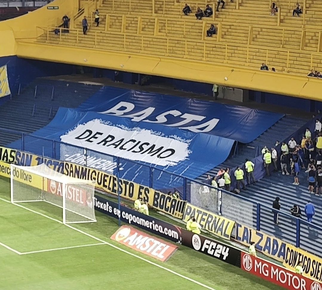 Por qué Boca tiene menos gente en La Bombonera frente a Trinidense La bandera Basta de racismo en La Bombonera.
