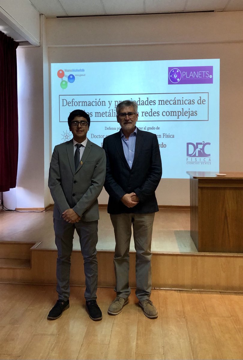 gonzalogutierrg's tweet image. Fernando Corvacho, nuevo Doctor en Física de la Universidad de Chile 👏👏

Un gusto haber dirigido su trabajo de tesis, que usa técnicas de teoría de grafos y redes complejas para estudiar la deformación de materiales a medida que aumenta la tensión, hasta llegar a la fractura.