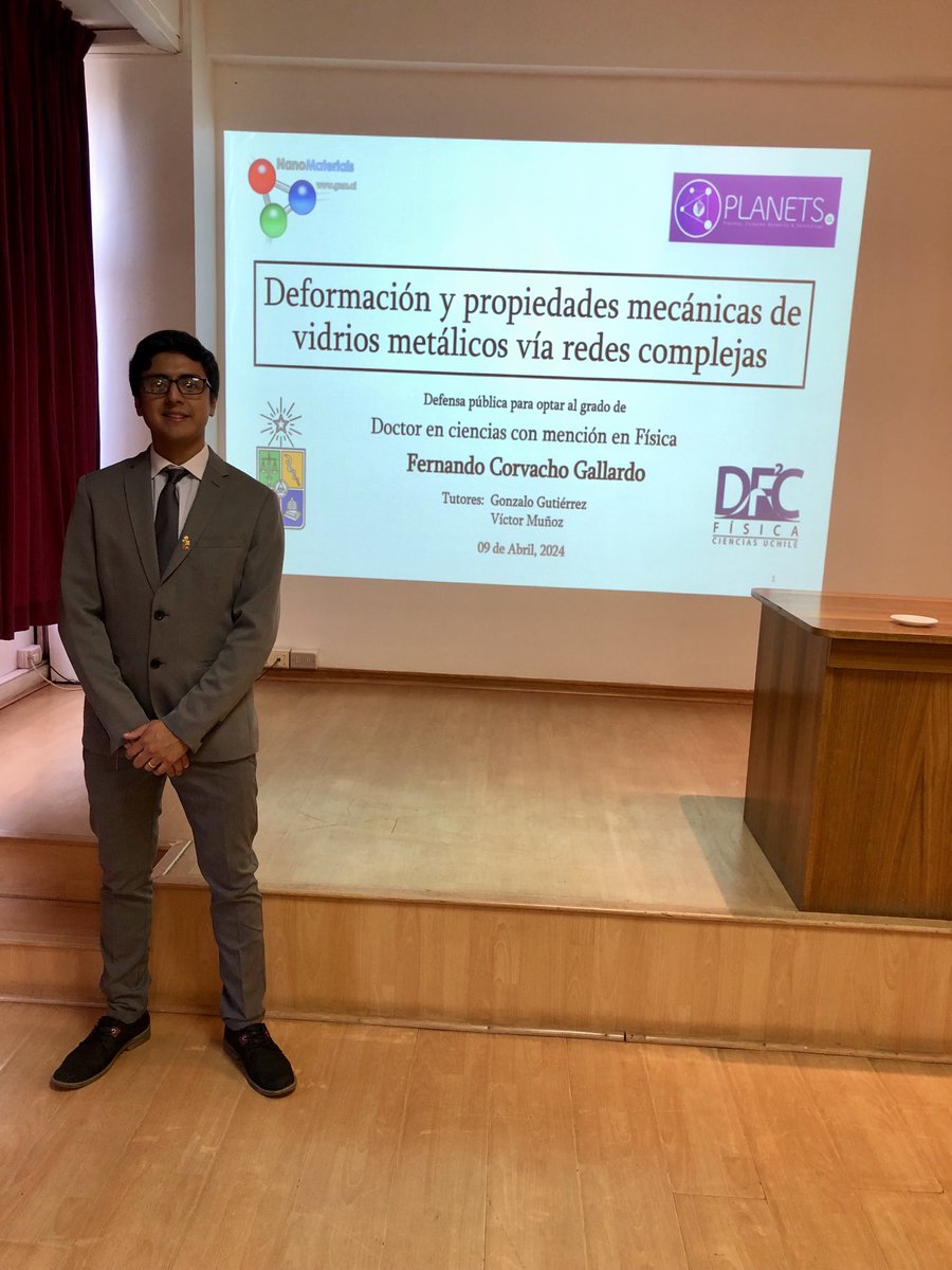 gonzalogutierrg's tweet image. Fernando Corvacho, nuevo Doctor en Física de la Universidad de Chile 👏👏

Un gusto haber dirigido su trabajo de tesis, que usa técnicas de teoría de grafos y redes complejas para estudiar la deformación de materiales a medida que aumenta la tensión, hasta llegar a la fractura.