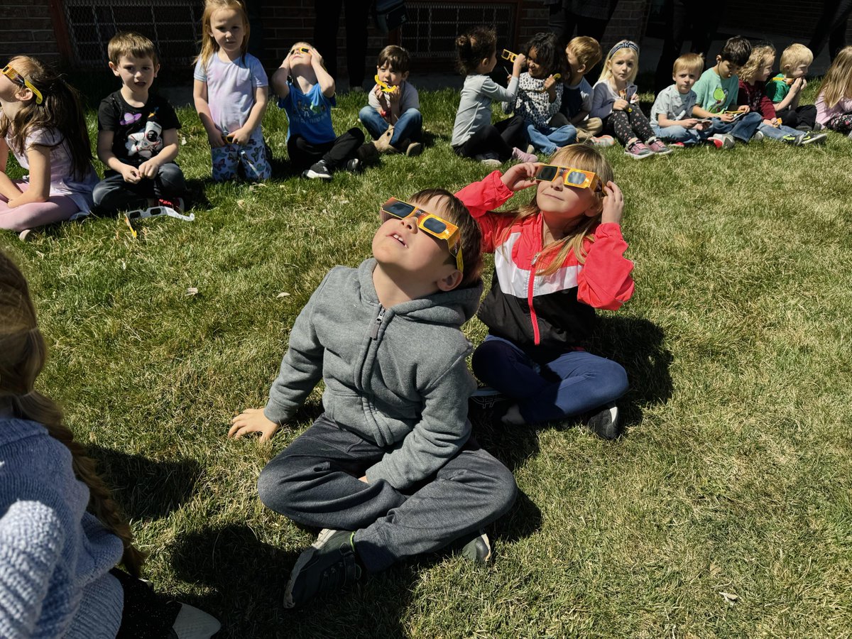 Kindergarten watching the solar eclipse 🌘😎