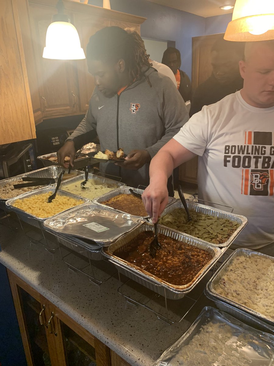 Great night eating BBQ with the BG OL and QBs. Great food and great people! #AYZIGGY 🟤🟠