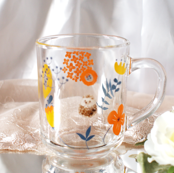 おはようございます 新作のマグカップです 北欧風フラワーが咲いているお花畑を ハリネズミさんが外んポしています🦔 #ハリネズミ雑貨 今夜20時に販売します minne.com/@bonheur815
