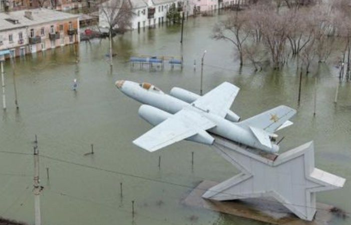 Воинственная залупа на фоне всеобщего пиздеца. Вся срана в одном фото.