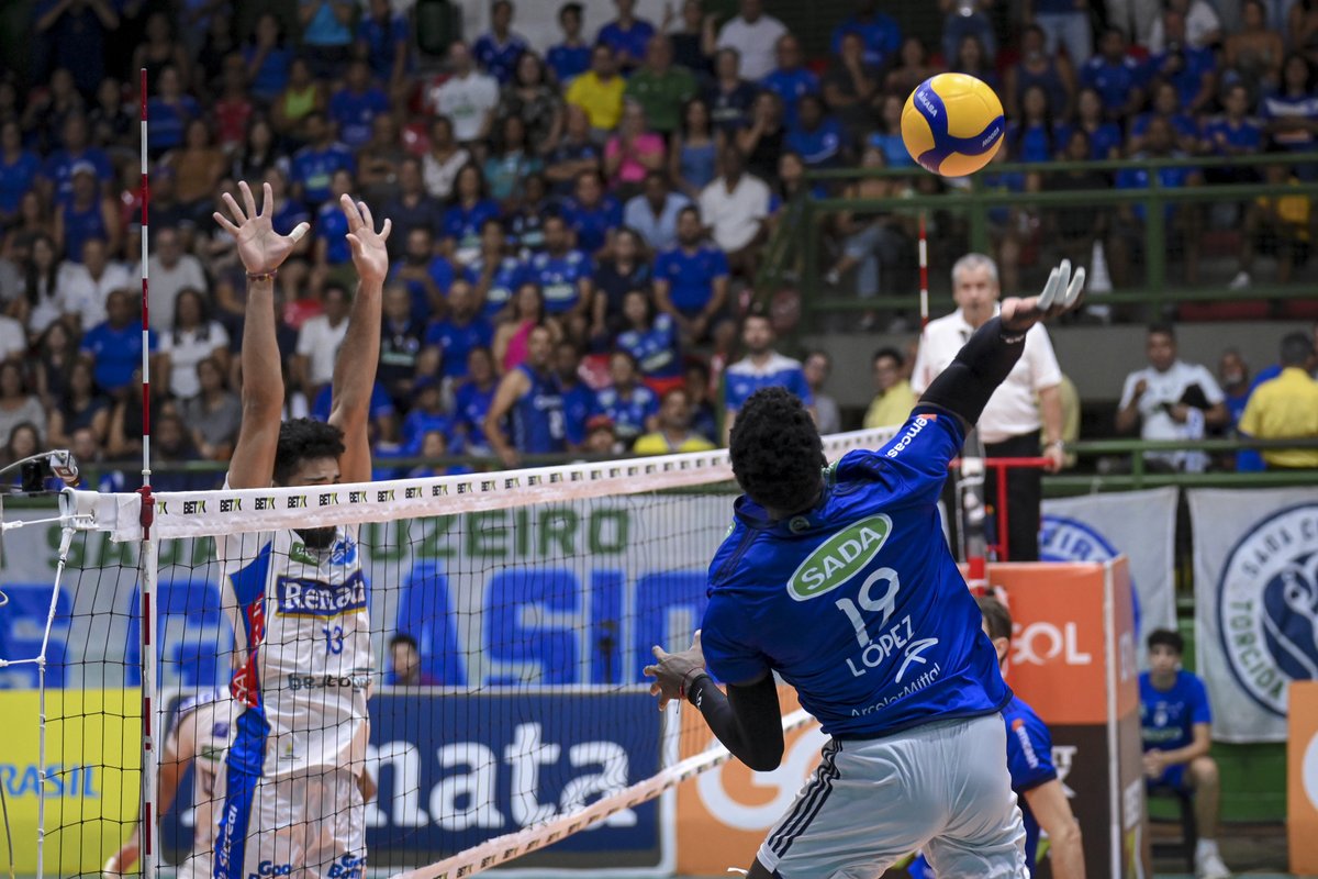 Tudo igual novamente! VAI TER TIE-BREAK! Time de Campinas iguala em 2 a 2 e vamos lutar pela vaga na semifinal no set desempate. Sada Cruzeiro 19 x 25 Vôlei Renata. VAMOS PRA CIMA!