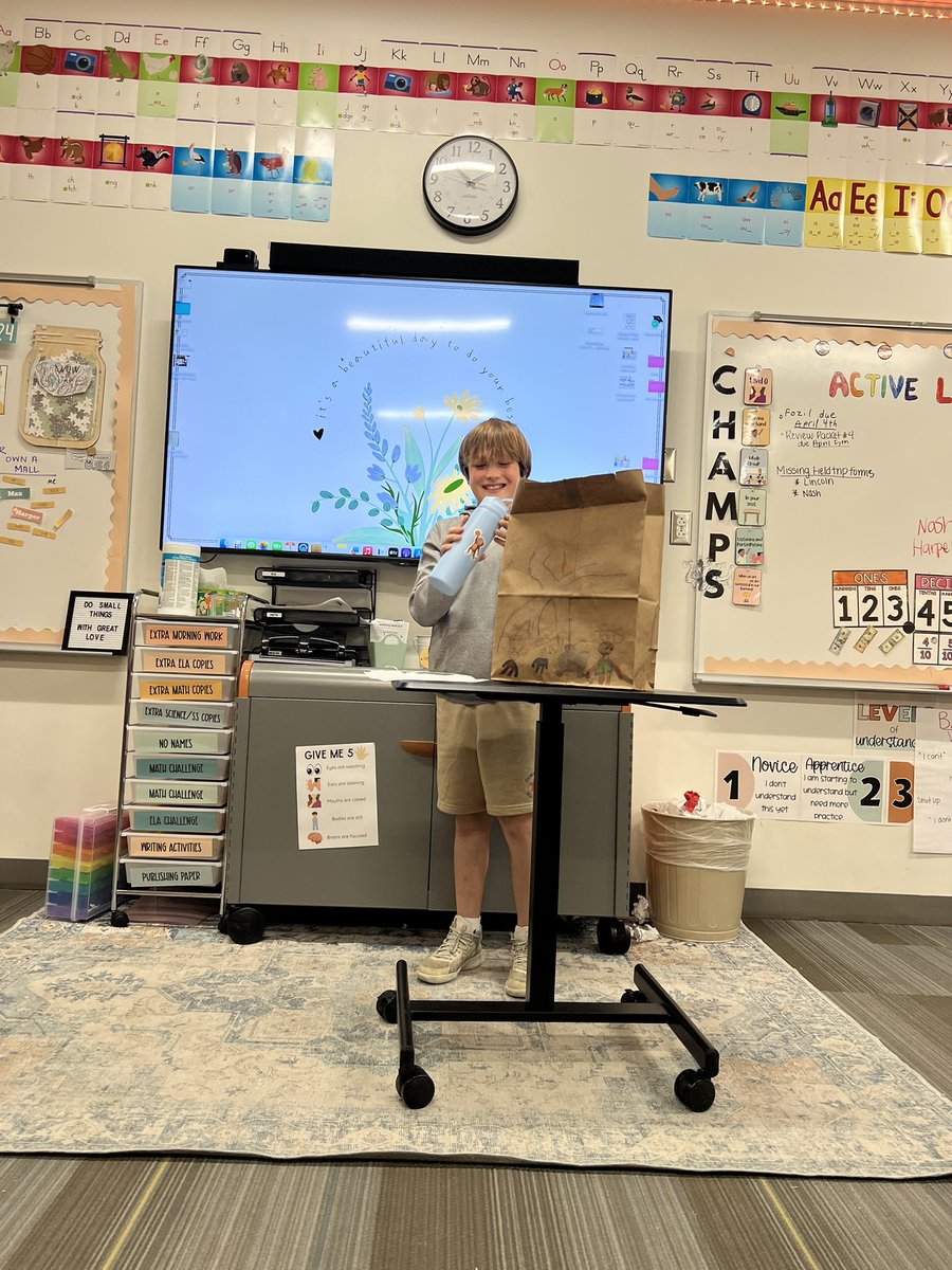MrsWang4thgrade's tweet photo. Book reports in a bag were a success!! I love seeing student creativity shine. After these presentations, we all have a list of books we cant wait to read. 📚📖 https://t.co/qEVve7uvlg