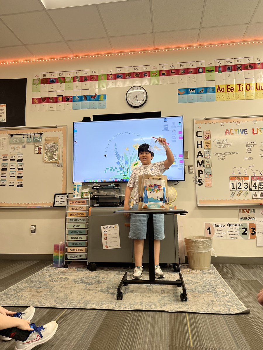 MrsWang4thgrade's tweet photo. Book reports in a bag were a success!! I love seeing student creativity shine. After these presentations, we all have a list of books we cant wait to read. 📚📖 https://t.co/qEVve7uvlg