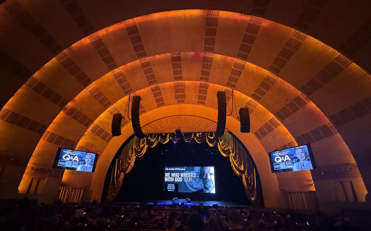 Jordan Peterson and Konstanstin Kisin are taking over Radio City Music Hall (Almost everybody in my row is scrolling on X while they wait 👀)