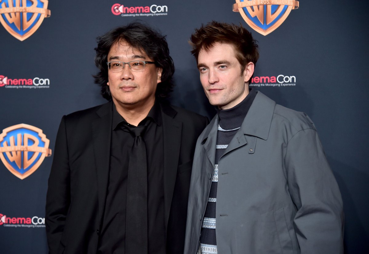 Robert Pattinson and his #Mickey17 director Bong Joon Ho attend Warner Bros.' CinemaCon presentation. The science-fiction epic recently delayed its release to 2025. variety.com/2024/film/news…