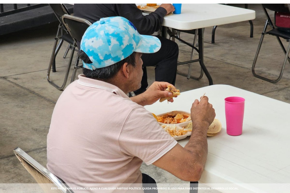 CDMX_IAPP's tweet photo. ¡Por su derecho a la alimentación! 🍲😋
Con comida saludable y balanceada, en los Centros del #IAPP de la @CDMX_SIBISO alimentamos a nuestr@s residentes 3 veces al día.
¡Gracias #EquipoDeCocina por su compromiso!🧑🍳👌 https://t.co/vQYj1GM0RT