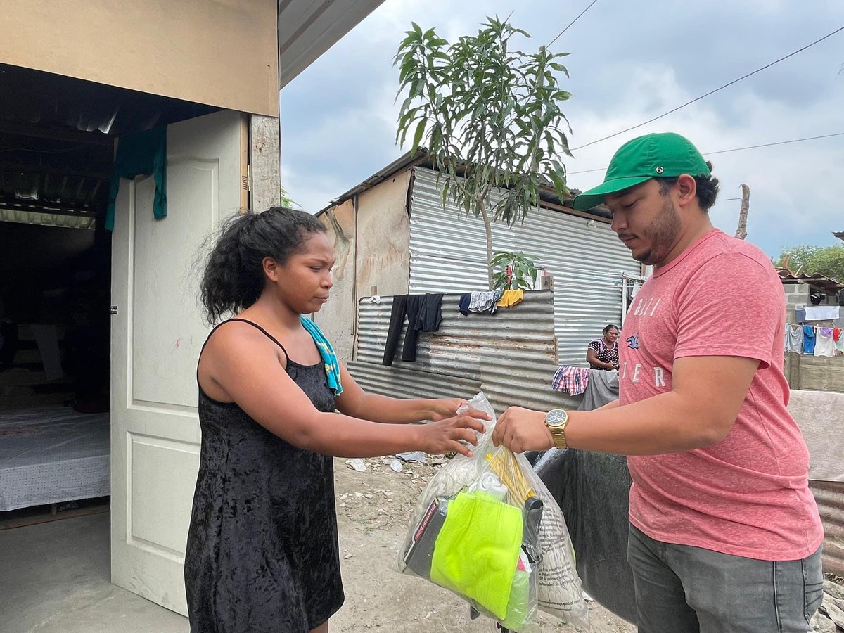 GerenciaPCSC's tweet photo. Nuestro equipo del Departamento Gestión de Riesgo, entregó ayuda a una familia que perdió su casa producto de un incendio registrado en el bordo de Los Castaños.
 #SanPedroSula #CiudadDeEmprendedores #SPS https://t.co/WA5vpeZW9S