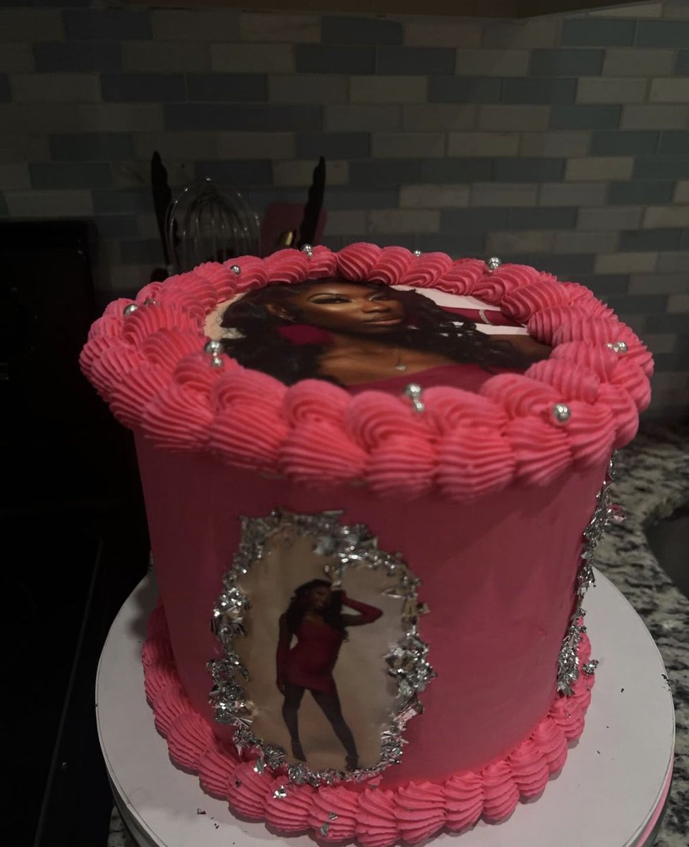 Follow my friend @ _pinkdrizzle on Instagram for beautiful custom cakes!! 🫶🏾

RT if you support black businesses ✊🏾