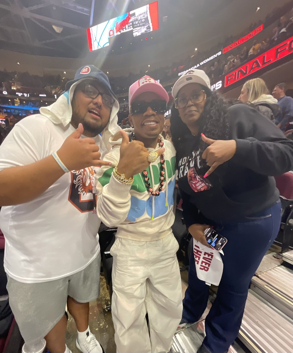 Standing On Business!!! One Thang About Me I’m Gone Find The “REAL”!!!!! @tehinapaopa0 @HollywoodRaven I See Where Y’all Get It From Now!! The “REAL” Just In Y’all Blood!! 👊🏾💯❤️ @GamecockWBB @dawnstaley 🏆