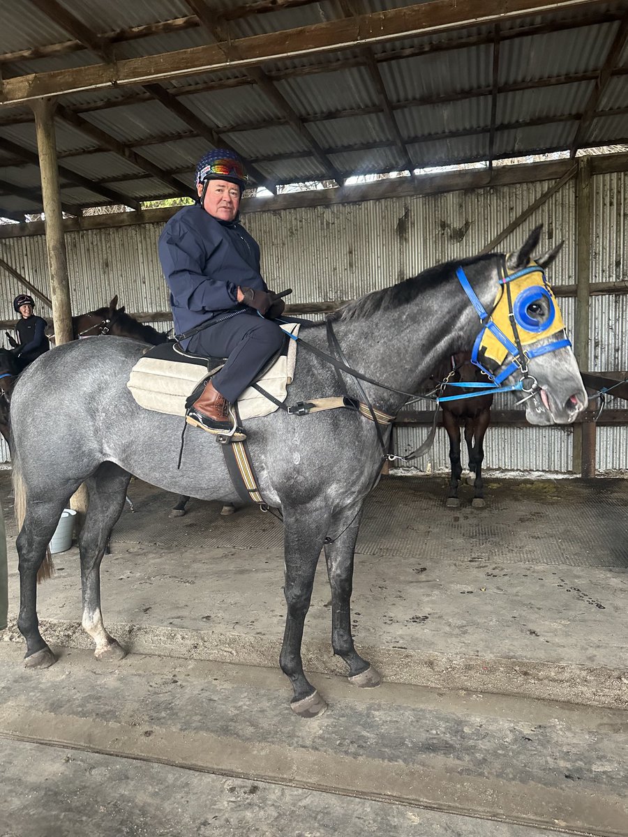 ⁦@cmaherracing⁩ I ✈️ back from Sydney last Night to work the unbeaten Skiing in his prep for The famous Warrnambool meeting - sadly a bit early in my prep but I will be there to see him compete 👍👀🤣