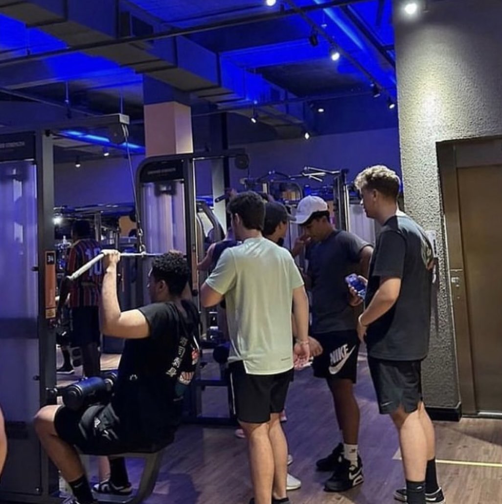 pivetemaromba's tweet image. reflexão do dia: pq adolescente treina em bando e não sozinho na propria presença?