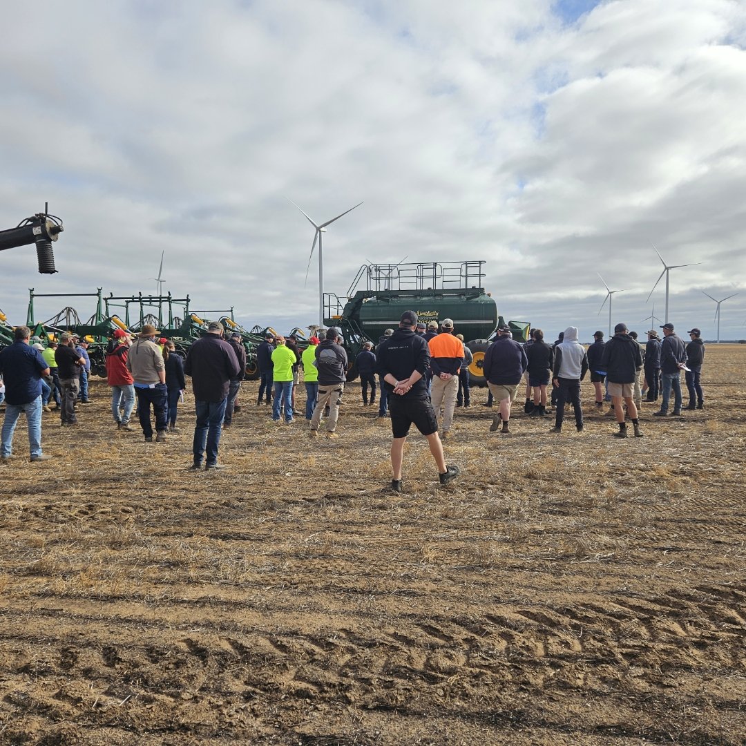 Great turnout for the Murra Warra seeder demonstration day with @BCG_Birchip helping growers with successful crop establishment & unpacking seeder performance. Photo from @courtsramsey