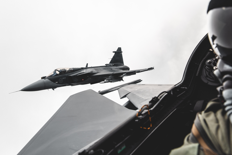 💡Lo más inteligente que puedes hacer, es pensar diferente al enemigo. El modelo de colaboración hombre-máquina de Gripen, integra un sistema de sensores adaptable a las necesidades de cada piloto, haciendo de Gripen un caza ideal para los pilotos y con gran desempeño en misión.