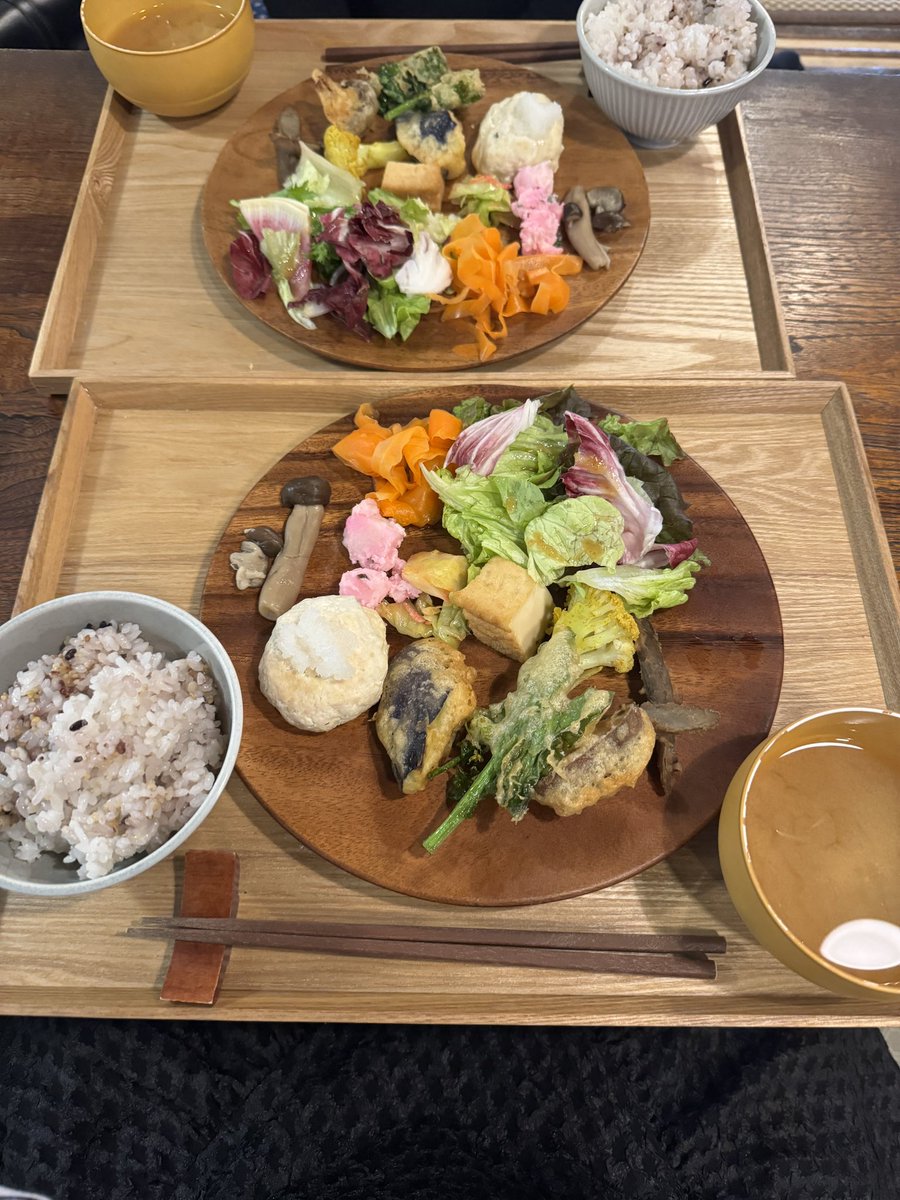 ふらっとランチで立ち寄った京都の古民家カフェ 食と森。知り合いのおうちにおじゃましたみたいなほっこり素敵な空気感とお野菜たっぷりプレートが優しくて心に染みるお店。京都駅から徒歩10分くらい
