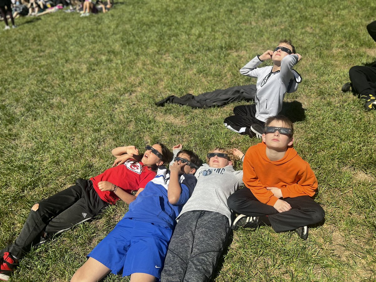 MadisonLPrince1's tweet photo. ☀️🌙🔥🧡💛🖤😎 @DiemerEagles https://t.co/masi6sZlFh