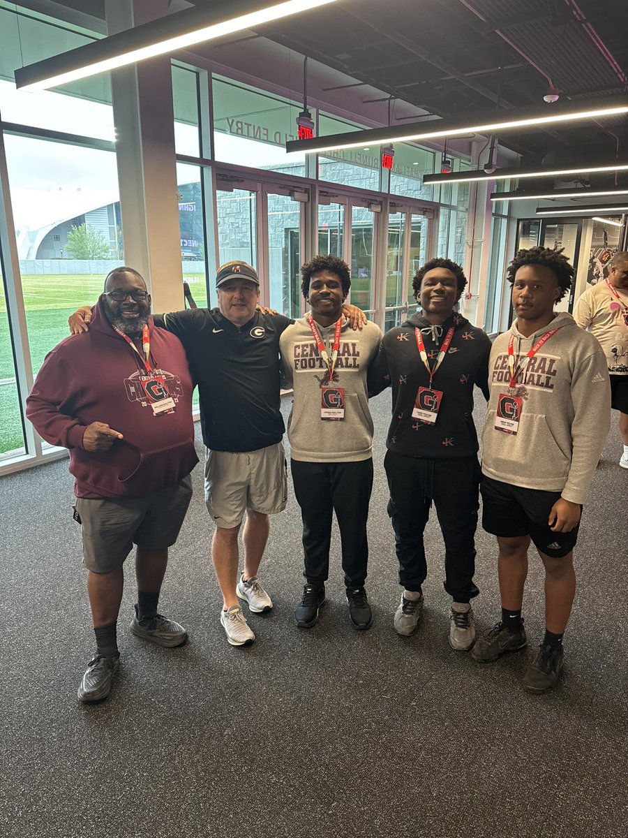 I had a great visit at Georgia today, I had a nice time meeting @CoachJCrawford as well! @JacezWalton26 @JonahWilson101 @CoachUBrown @LionSportsCHS @ChadSimmons_ @247Sports @CoachWmWalton