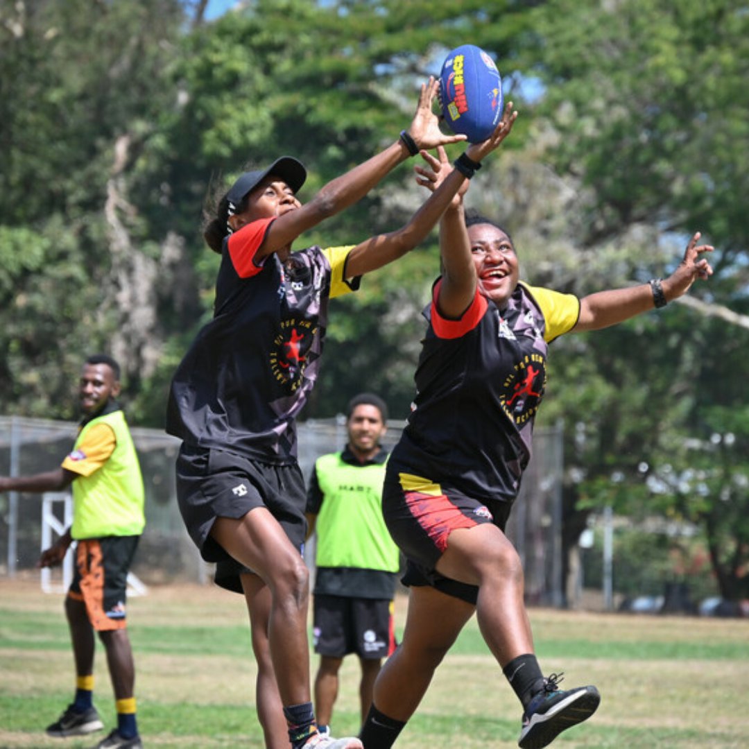 Discover how the magic of #AFL is promoting positive lifestyle choices and improving outcomes for school children in #PapuaNewGuinea 🏉

Full story: bit.ly/3PXVhPj

#Ausvols #sportsfordevelopment #footy #volunteering #internationaldevelopment @AusHCPNG @AFLPNG 
(1/2)