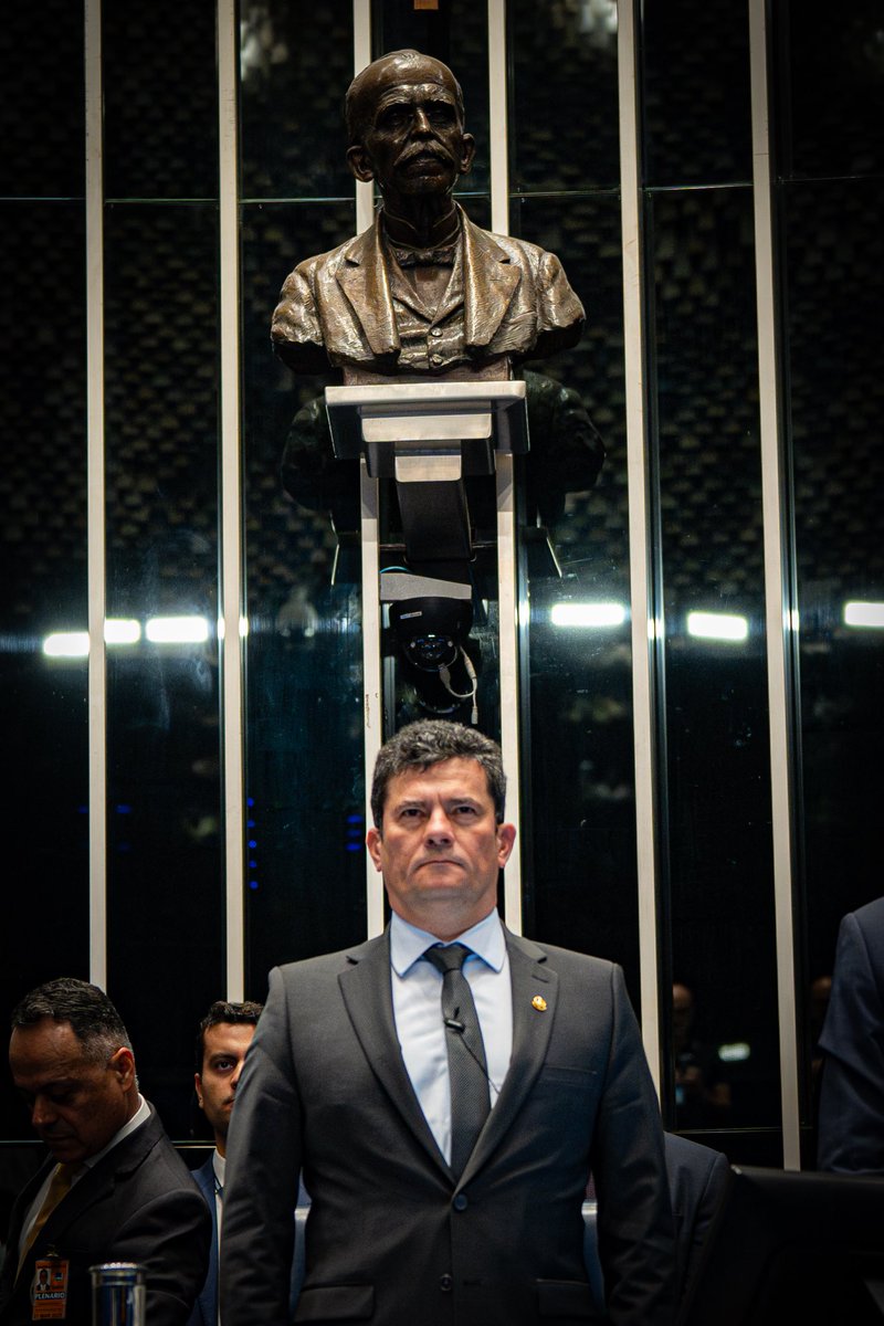 Há juízes em Curitiba. Em julgamento impecável, o TRE-PR, um farol para a independência da magistratura, honrou os votos de quase dois milhões de paranaenses e reconheceu a absoluta correção de minha campanha eleitoral. Seguimos, eu e meus eleitores, fortes no Senado Federal.