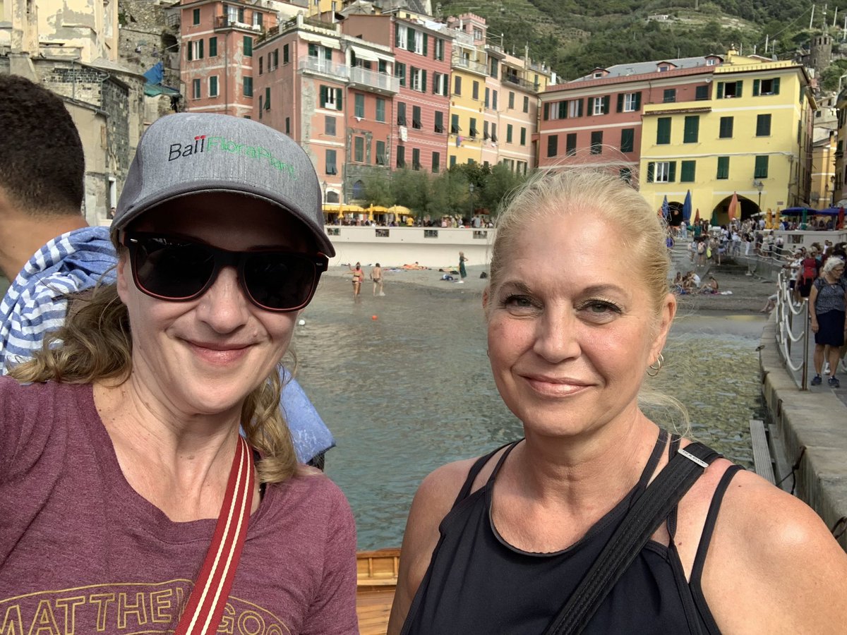#TravelTuesdayChallenge The time we hiked from Monterosso to Vernazza: It was a lot harder than a leisurely stroll, much to my shock. Fortunately, @Carolneedlz had a small piece of chocolate stashed away which sustained us til we got there 🇮🇹🍷🍝