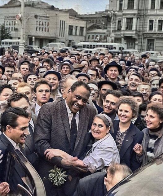 Paul Robeson é recebido por populares durante uma visita à União Soviética. Ator, cantor, atleta e expoente da luta pelos direitos civis dos afro-americanos, Paul Robeson nasceu há 126 anos, em 9 de abril de 1898, nos Estados Unidos. 1/25