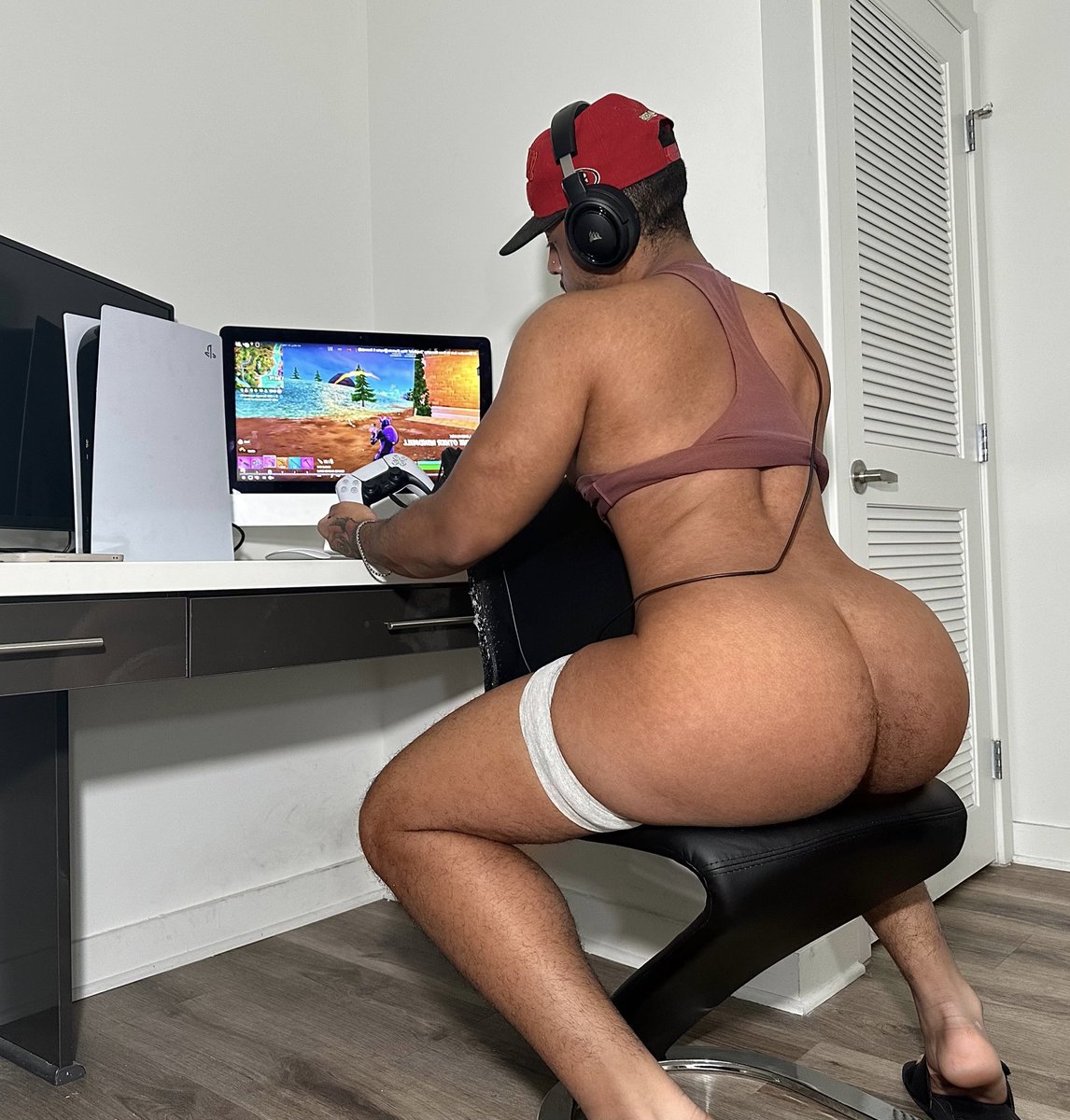 Which one you choosing😉 1.Play the game w/ me 🎮 2.Eat my ass🍑 3.Suck my dick🍆 4.Backshots while playin’ the game😏
