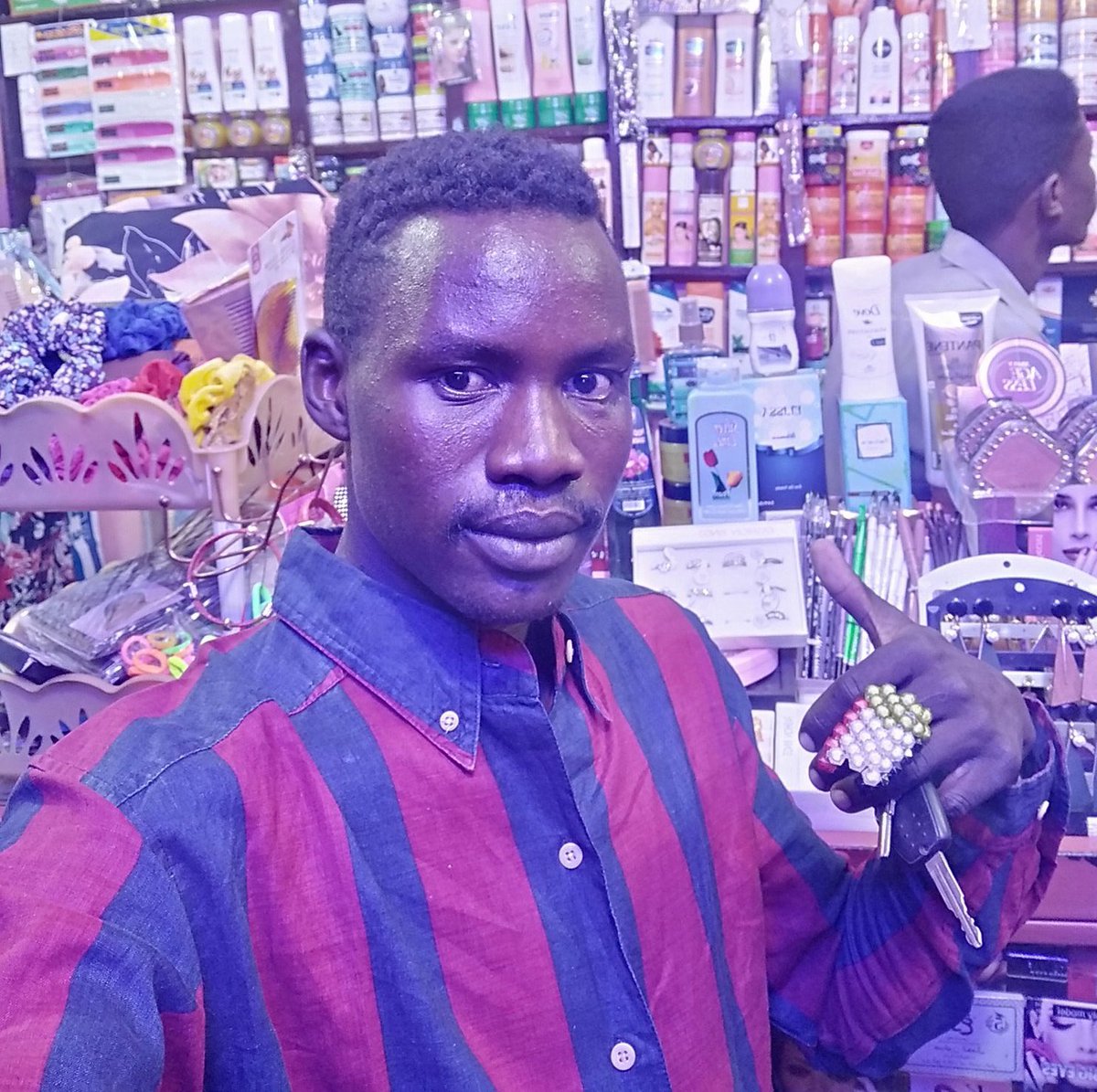 تريد مني منزل وسيارة ، وهي لا تعلم أن أبي مازال يسدد عني زكاة الفطر