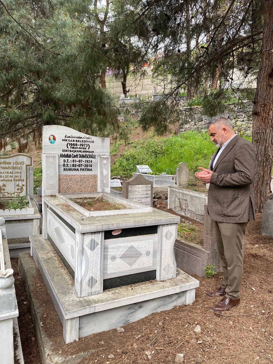 Belediye Başkanımız Semih Tepebaşı; 1968 - 1973 yılları arasında Niksar’ımıza Belediye Başkanı olarak güzel hizmetleri olan Abdullah Cavit Tahmiscioğlu’nun kabrini ziyaret etti.