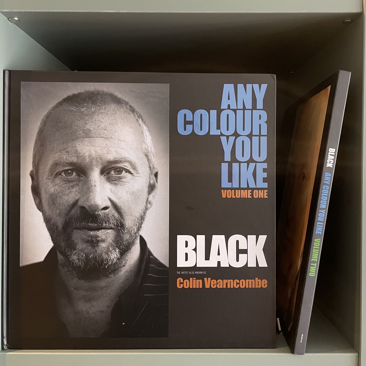 #Top15FaveAlbums #Vinyl

Day 🔟

If you enjoy Colin Vearncombe’s music then this sumptuous hardback retrospective is a beautiful addition to any collection.

And as if the item wasn’t special enough, there’s a second volume 🥹

Track: Wonderful Life

songwhip.com/black9/wonderf…