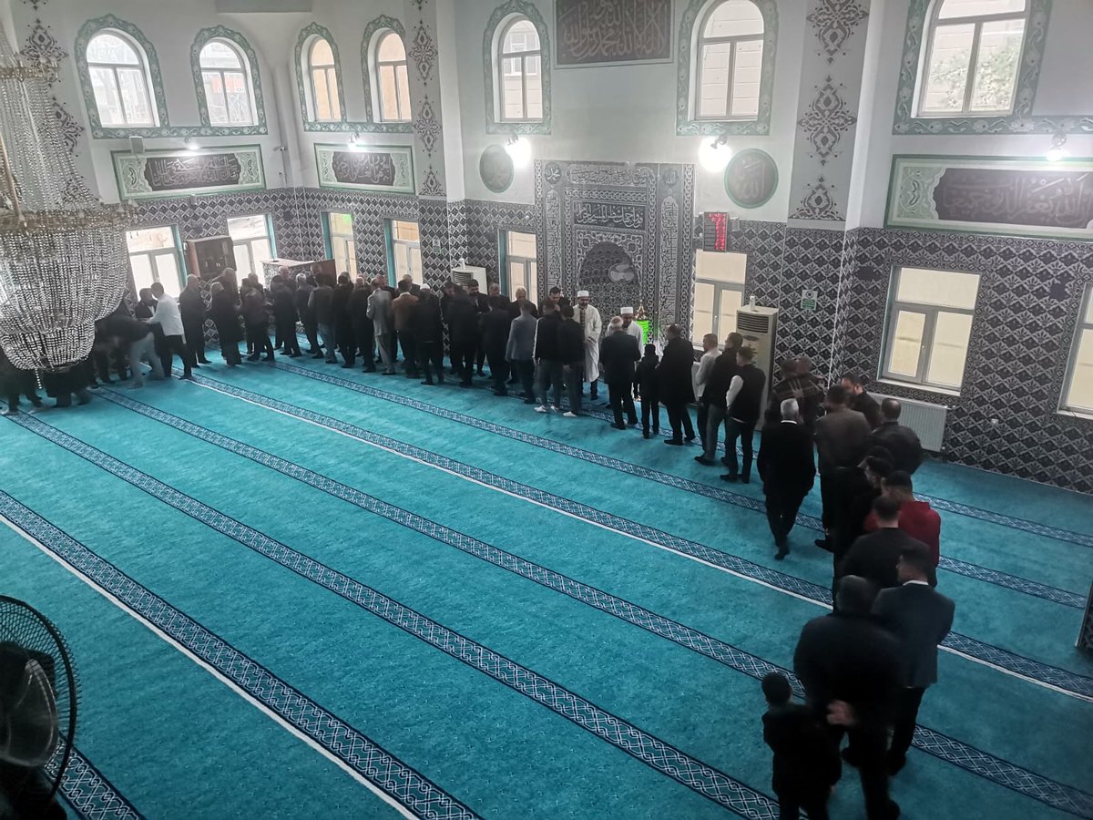 Merkez Yeşil Camisinde  Ramazan Bayramı namazı sonrası bayramlaşa 
    
Başta Gazze olmak üzere Dünyanın farklı bölgelerindeki mazlum kardeşlerimizin gözyaşları arasında idrak edeceğimiz Ramazan bayramının hayırlara vesile olmasını Cenab-ı Hakdan niyaz ederiz.