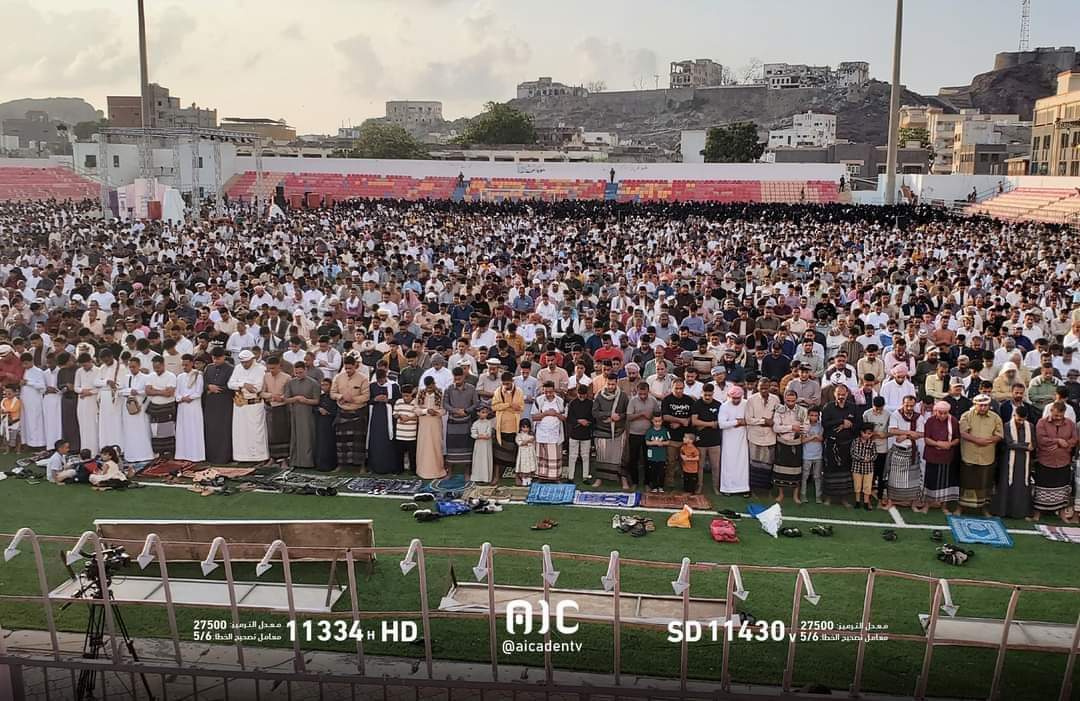 الآلاف من أبناء العاصمة #عدن يؤدون صلاة وخطبتي عيد الفطر المبارك في ملعب الحبيشي بكريتر #صقور_الجنوب