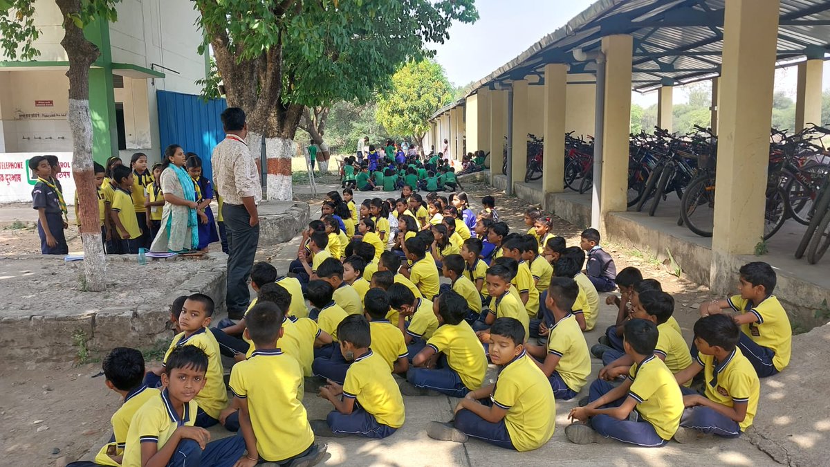 Learning with nature. Students of #PMSHRI KV O.F Bhandara enjoyed CCA activity under shade of tree. Students enjoyed the breeze and also realised importance of trees and saved electricity. 
#trees #ClimateAction  #nature #greenschool
@KVS_HQ @KvsMumbai @EduMinOfIndia