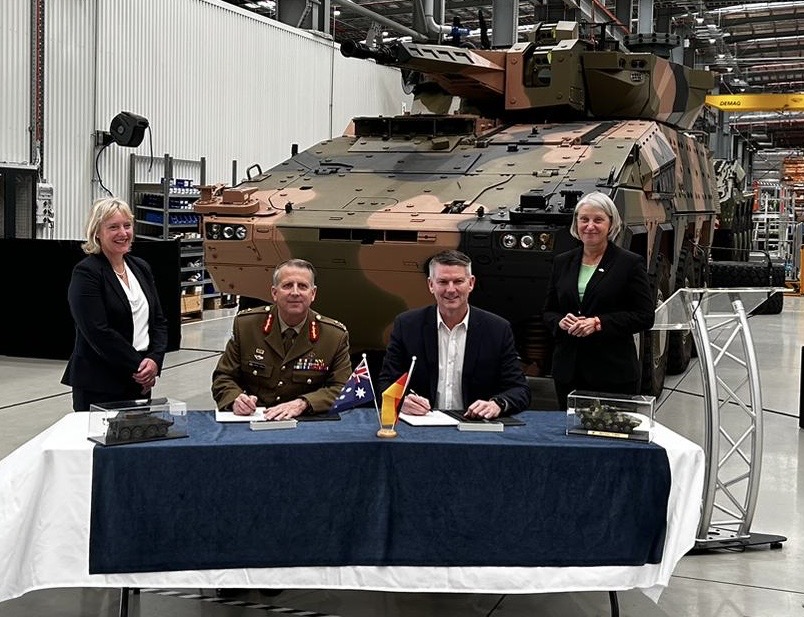 Signing of the contract between the 🇦🇺 @DefenceAust CASG and 🇩🇪 @RheinmetallAG Defence AUS to built more than 100 Heavy Weapon Carrier #BOXER vehicles in QLD for new 🇩🇪 Medium Forces. The largest bilateral material cooperation to date highlights our strong defence partnership.