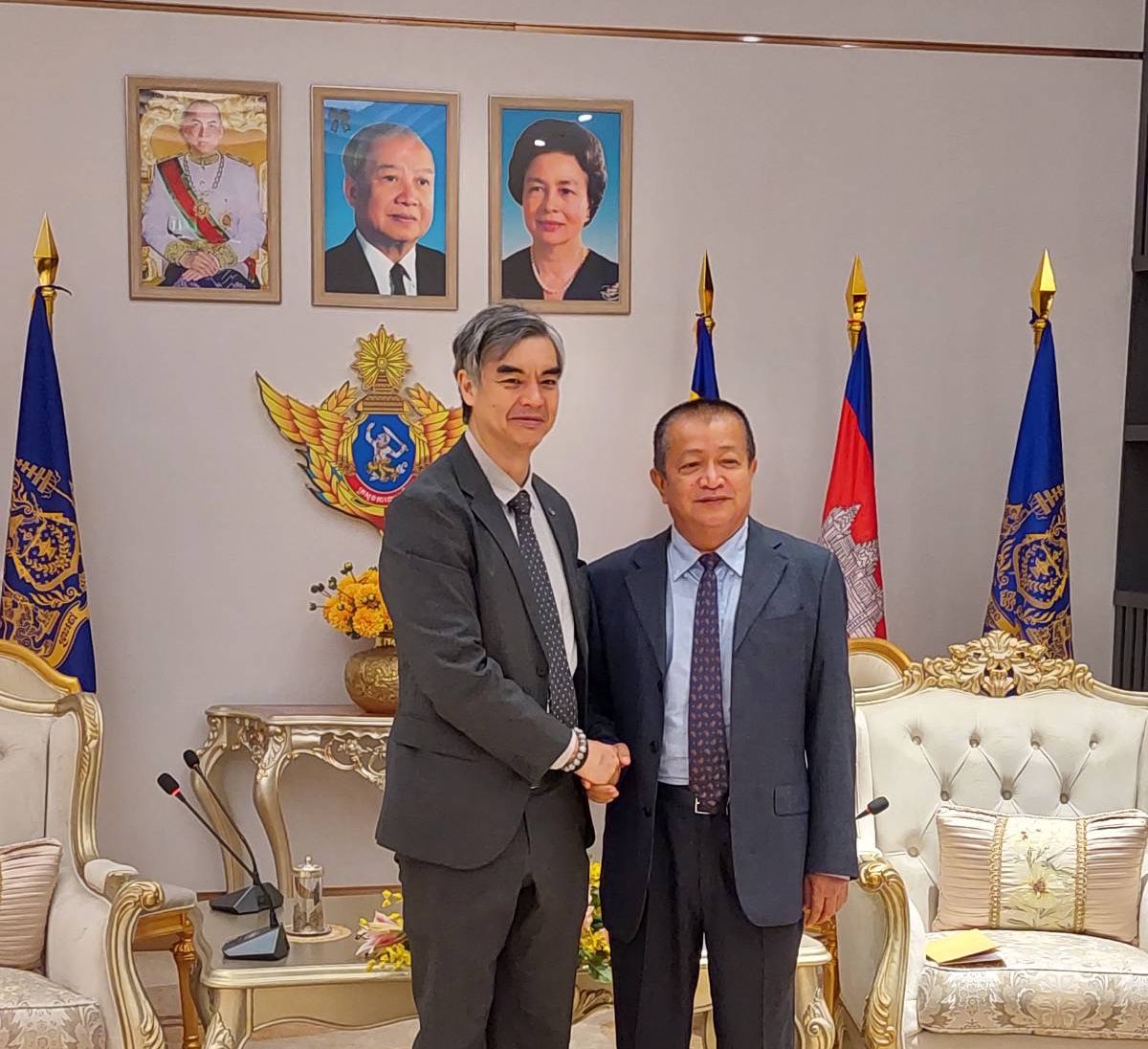 🇪🇺 and @ASEAN are strategic partners, cooperating across the board benefiting 🇰🇭 & the entire region. During a 2-day visit, 🇪🇺 Amb to ASEAN @sujiseam discussed with 🇰🇭 Ministers and officials joint work on the ASEAN Power Grid, green transition, demining, trade & more