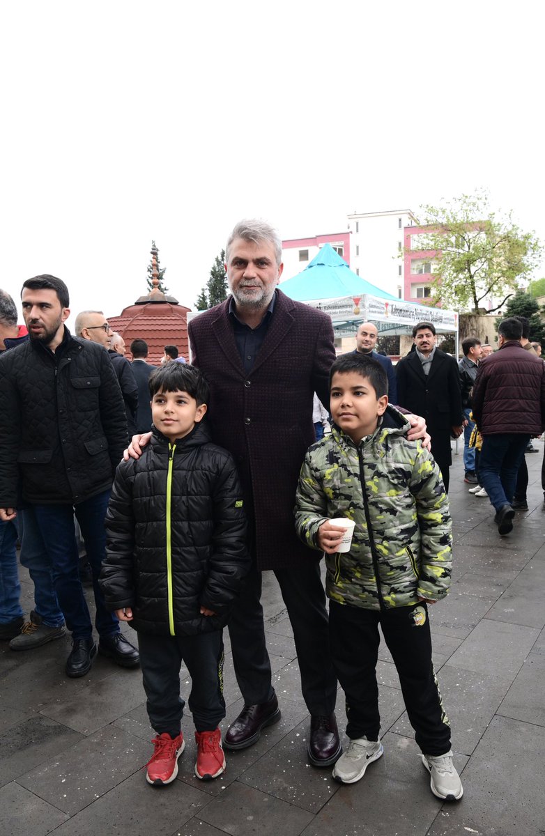 Kahramanmaraş’ta bir bayram sabahı… Herkes bir arada, yüzler gülüyor. Çok özledik bu günleri. Daim olsun inşallah. #RamazanBayramı’mız mübarek olsun. 🕌 Abdülhamid Han Camii