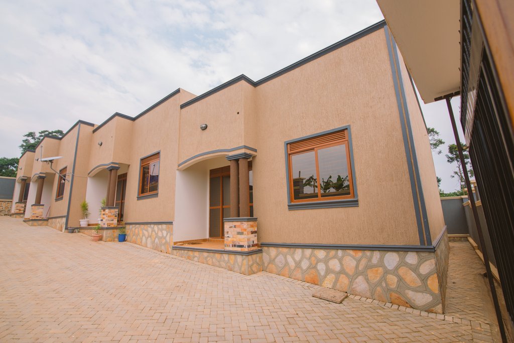 sserwaddawilbe1's tweet photo. "Grab this deal! Affordable 2-bed, 1-bath unit for rent at only 500k. Contact 0752793298 now! Located in the sought-after GayazaOne Manyangwa area. Only one unit available!" https://t.co/MGYHccKmjl