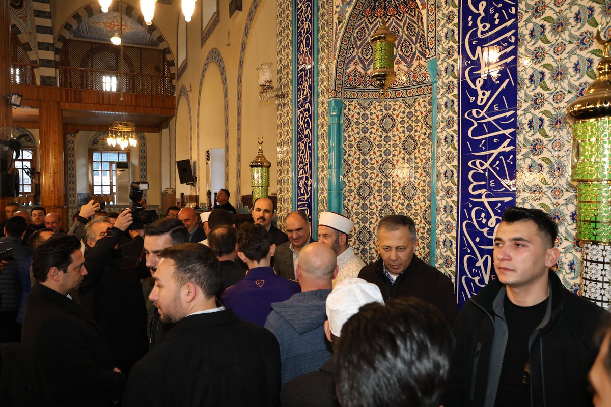 İçişleri Bakanımız @AliYerlikaya ile birlikte Kapu Camii'nde hemşehrilerimizin Bayram sevincini paylaştık. Hayırlı Bayramlarımız olsun.