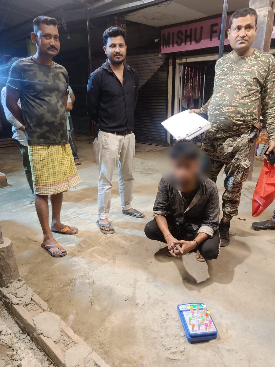Based on secret information one drug paddler namely Aminul Hoque of Morigaon has been arrested & recovered 14 nos of small plastic vials containing suspected Heroine (net weight 3 grams.) @CMOfficeAssam @assampolice @DGPAssamPolice @d_mukherjee_IPS @DcMorigaon