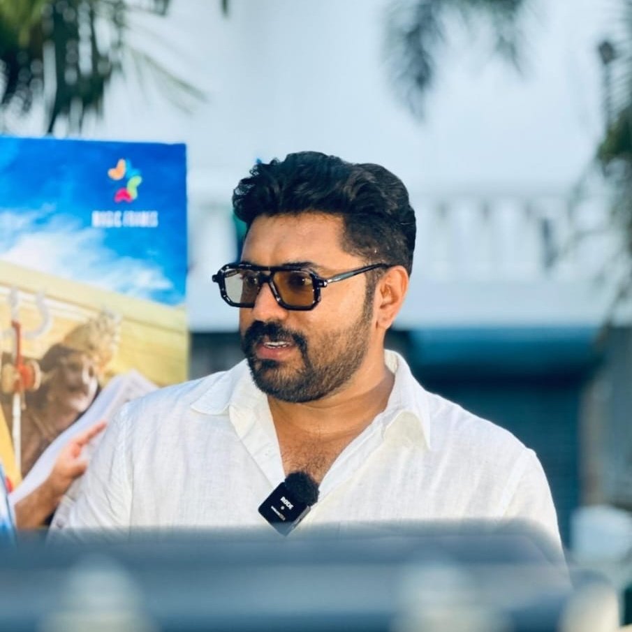 #MalayaleeFromIndia will be A Banger - Vineeth Sreenivasan 👀🔥

So it's back-to-back Bangers for #NivinPauly