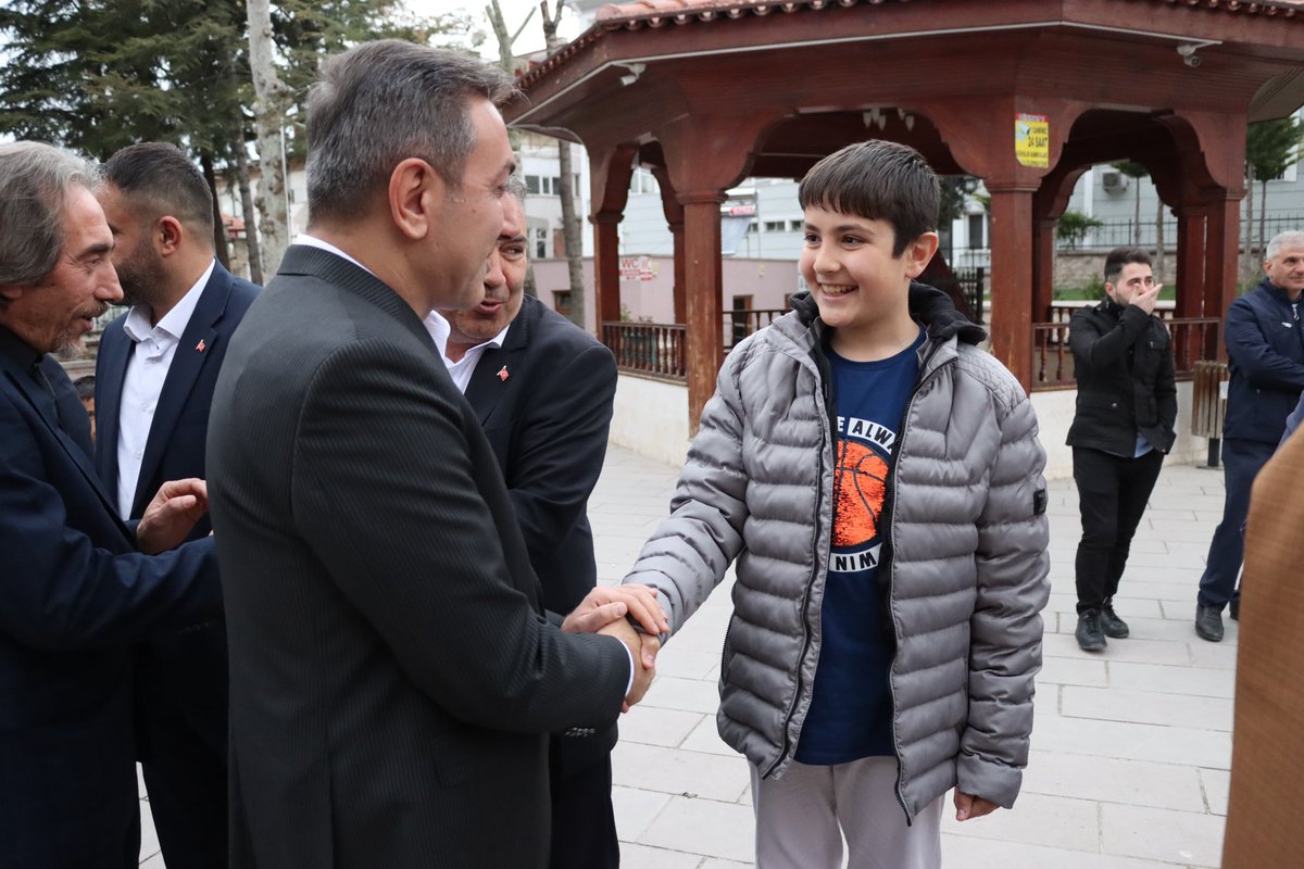 On bir ayın sultanına, Ramazan-ı Şerife, Ulu Camimizde kıldığımız Bayram Namazı ile veda ettik. Namazımızın ardından, hemşehrilerimizle bayramlaşarak hemhâl olduk.🤝 Allah ibadetlerimizi kâbul, birlik ve beraberliğimizi dâim, Bayramımızı hayırlı ve mübarek eylesin İnşallah. 🤲