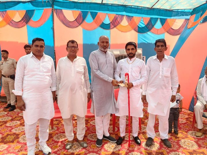 lakshmannapa's tweet photo. आज अपने पैतृक गाँव #जल्लोपुर में पाला राम बिश्नोई जी के सुपुत्र #सुनील के #विवाह समारोह में शामिल होकर #शुभकामनाएं प्रेंषित की | इस सुअवसर पर मौजूद गाँव के अपनों से मुलाकात कर संवाद किया |
#sewakratiaka #apnaratia #lakshmannapa #marriage #shubhkamnaye #jallopur #Palaram #sunil https://t.co/90D5TYvMyg